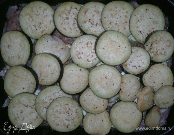 Кружки баклажанов выложить на свинину, немного посолить и поперчить.