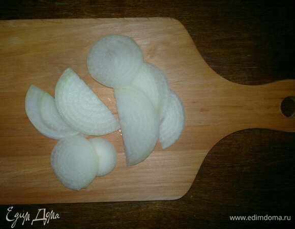 Репчатый лук очистить и нарезать полукольцами.
