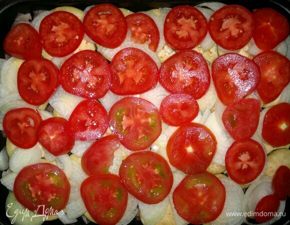 Выложить помидоры в форму, немного посолить, поперчить, сбрызнуть оставшимся растительным маслом. Форму накрыть фольгой и поставить в духовку, разогретую до 180°C , примерно на 1 час. За 8–10 минут до окончания приготовления фольгу снять и готовить дальше.