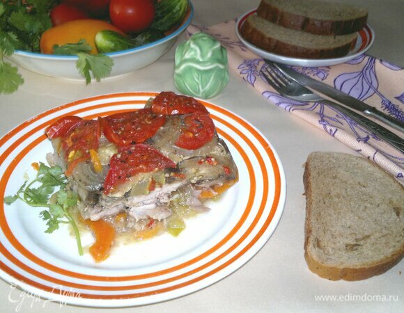 Горячую свинину с овощами разложить по тарелкам. Подавать со свежими или маринованными овощами, зеленью. Приятного аппетита!