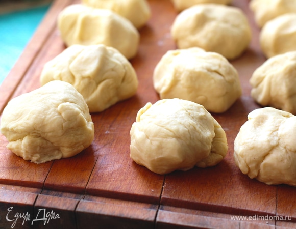 В кефире размешать соду, погасить. Добавить соль, размягченное сливочное масло, 1 яйцо и 1 белок. Перемешать, желток оставить для смазывания. Добавить 3,5 стакана просеянной муки, замесить тесто (количество муки зависит от густоты кефира, при жидком кефире может понадобиться 4 стакана, у меня ушло столько). Тесто получается упругим и не липнущим к рукам. Накрыть тесто полотенцем и подготовить начинку.