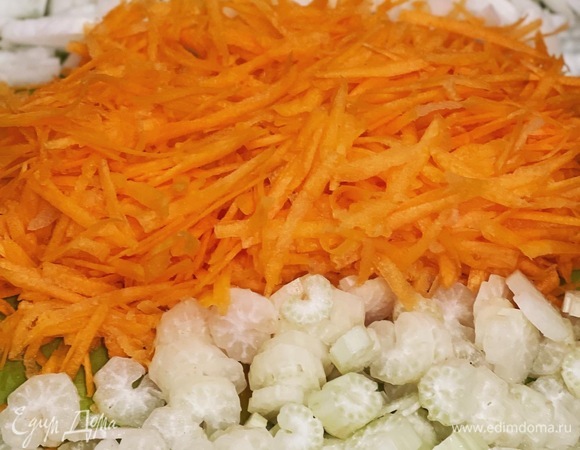 Для рагу отлично подойдет свиная шея или мясистые ребра. Нарезаем мясо кубиками, обжариваем его на сильном огне до золотистой корочки, добавляем лук, потом морковь и сельдерей. Обжариваем, добавляем базилик (у меня его не оказалось), заливаем перетертыми томатами, солим, перчим, добавляем лавровый лист, убавляем огонь до минимума и тушим 2,5–3 часа, периодически помешивая.