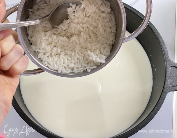 Отварить рис в кипятке, слить остатки воды. Затем влить молоко, добавить сахар. Довести до кипения. Уменьшить огонь и варить 20 минут, помешивая, пока молоко полностью не впитается. Остудить.
