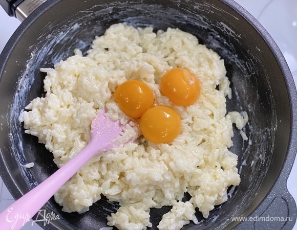 Желтки отделить от белков и добавить к рису. Перемешать.
