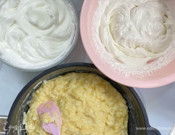 Взбить сливки с ванильным сахаром до пиков. Белки тоже взбить.