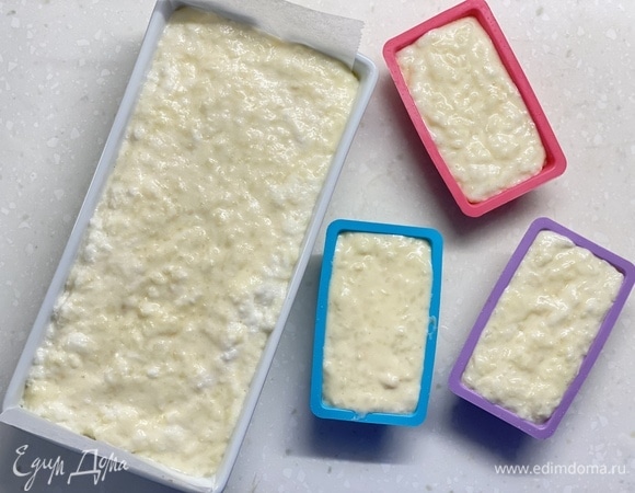 Аккуратно объединить рис, сливки и взбитые белки. Выложить массу в одну форму для запекания или в несколько маленьких. Выпекать 50 минут при 170°C. Дать пирогу остыть, затем поставить в холодильник на несколько часов. Нарезать на порции, украсить ягодами.