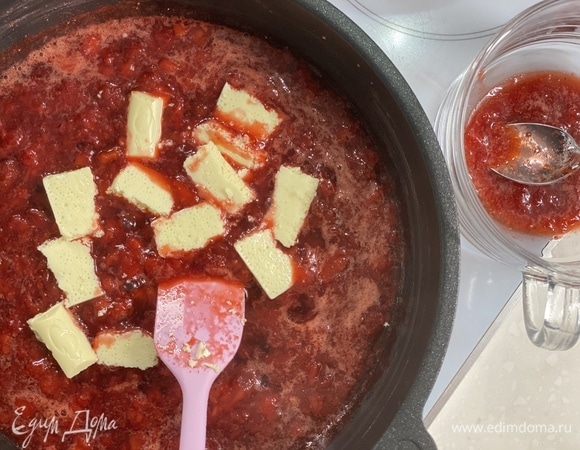 Клубнику сложить в сотейник, добавить сахар и тушить до размягчения. Размять в пюре. Отложить 3 ст. л. пюре в отдельную посуду. К основной массе добавить шоколад, перемешать, остудить.