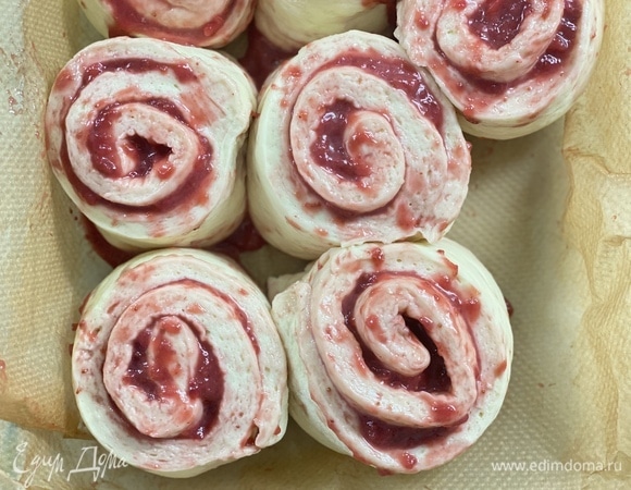 Разрезать рулет на равные части. Выложить в форму, застеленную пергаментом. Выпекать 20–25 минут при 180°C.