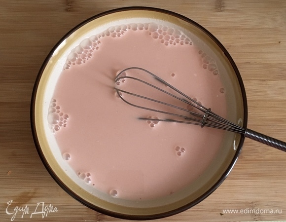 Для соуса смешиваем томатный кетчуп и сметану, добавляем соль, черный перец, молотую паприку и воду. Перемешать до однородной консистенции.