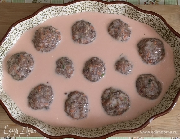 Заливаем соусом гречаники и запекаем в разогретой духовке 30–40 минут при 180°C.