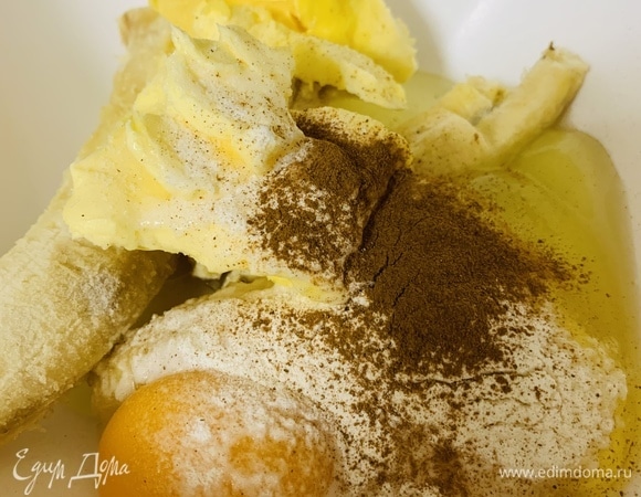 Крупный банан блендировать до состояния пюре (можно размять вилкой). Растопленное сливочное масло комнатной температуры добавить к банану. Туда же — взбитые яйца, соль, корицу. Перемешать. Если банан не очень сладкий, можно добавить сахар по вкусу.