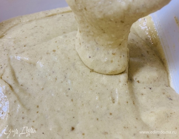 Просеять муку с разрыхлителем и добавить к бананово-сливочной массе. Аккуратно перемешать ложкой снизу вверх. Тесто получится густое.