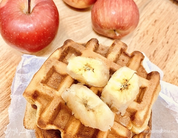 В каждый отсек вафельницы выложить по 1,5–2 ст. л. теста. Выпекать в вафельнице до готовности. К готовым вафлям можно подать фруктовые джемы, сгущенное молоко или шоколадную пасту. Приятного аппетита!