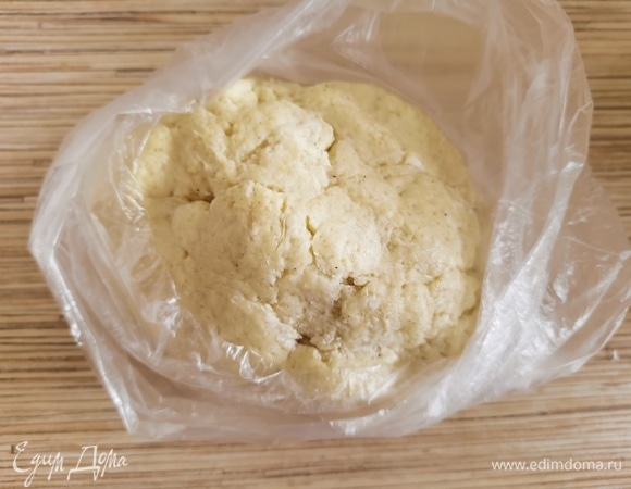 Готовое тесто уложить в пакет и убрать в холодильник на пару часов.