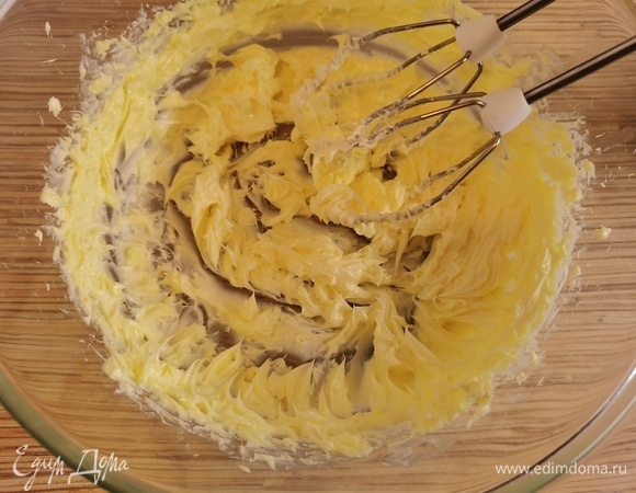 В это время готовим крем. Все ингредиенты для крема должны быть комнатной температуры. Мягкое масло взбить миксером до побеления.