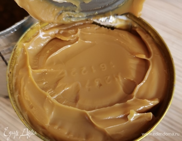 Добавить вареное сгущенное молоко. Снова взбить до однородности. В идеале сварить самостоятельно. Я варила 2,5 часа на медленном огне.