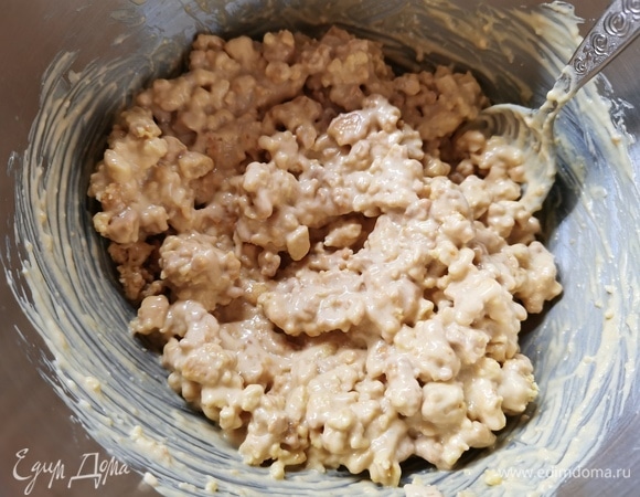 Остывшее печенье поломать на небольшие кусочки. Добавить крем и тщательно перемешать.