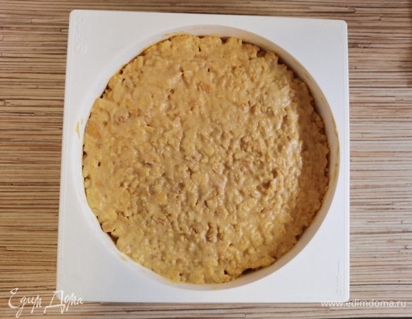 Выложить в форму и утрамбовать. Я использую силиконовую форму для муссового торта. Можно выложить в любую глубокую миску, только предварительно застелить пленкой, чтобы потом легко можно было извлечь. Также можно воспользоваться разъемным кольцом. Кому как удобно. Убрать в холодильник на 6–8 часов для пропитки.