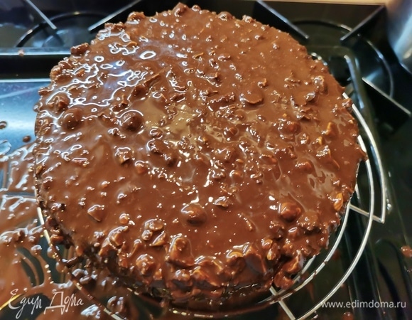 Готовим глазурь: шоколад растопить на водяной бане или в микроволновой печи импульсами, то есть по 10–15 секунд несколько раз. Перемешиваем шоколад и снова топим. И так, пока не растопим весь шоколад. К шоколаду добавляем растительное масло без запаха и порубленный орех.