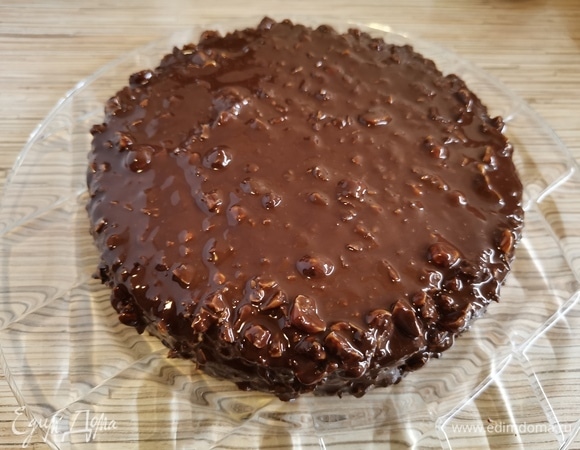 Достаем охлажденный торт и поливаем глазурью. Удобно это делать на решетке. Переложить на тарелку и убрать в холод, чтобы глазурь застыла.