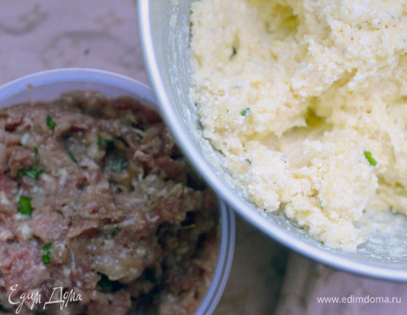 Картофель отвариваем в подсоленной воде до готовности, лучше в мундире. Протираем через сито (без молока, воды и т. п. — водянистое тесто будет разваливаться) и даем немного остыть. Пока остывает картофель, готовим начинку. Кладем фарш в миску, добавляем натертый чеснок, приправу, яйцо и мелко нарубленный лук. Солим и перчим по вкусу. Вымешиваем.