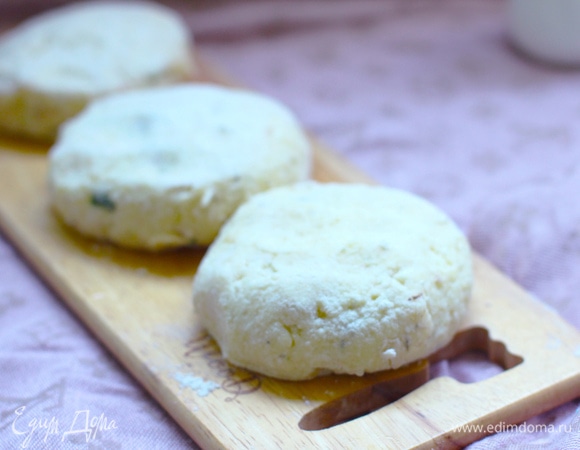 К остывшему картофелю добавляем творог. Вымешиваем, затем добавляем муку, соль, яйцо и снова вымешиваем. Делим фарш и картофельную массу на 8 частей. Из картофельной массы, посыпая ее мукой, формируем лепешку. В центр кладем фарш. Защипываем края, придаем заготовке форму шайбы и хорошенько панируем в муке.