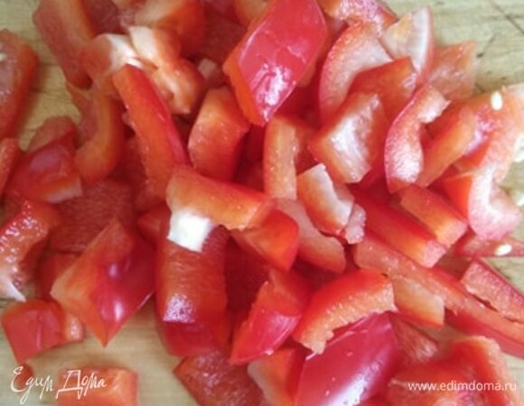 Болгарский перец очистить, нарезать некрупным кубиком. Обжаривать в растительном масле 5 минут. Я люблю, когда перец остается хрустящим. Если любите более мягкий, обжаривайте дольше.