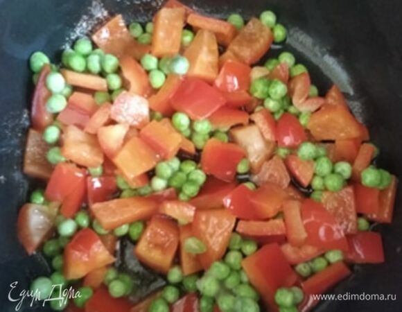К перцу добавить слегка размороженный горошек. Я оставила при комнатной температуре минут на 10. Обжаривать еще 5 минут.
