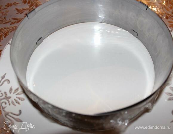 Начнем с приготовления вставки из чая матча. Натяните пищевую пленку на кондитерский круг, отрегулировав диаметр на 16–18 см.