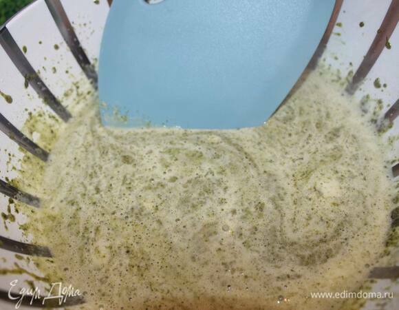 Доведите сливки до кипения и сразу же влейте в яичную смесь.