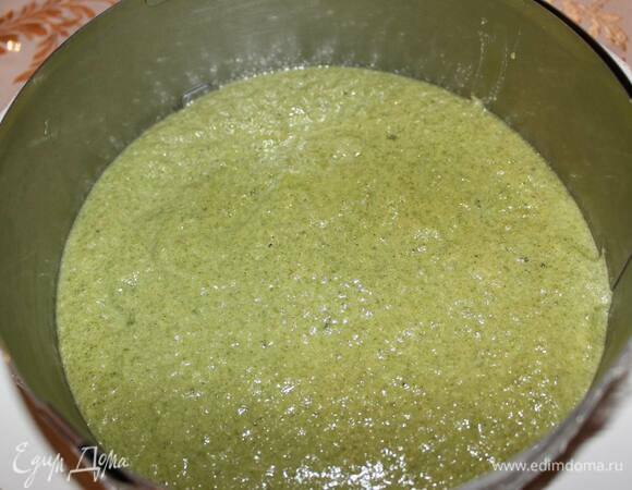 Отожмите желатин, вмешайте в крем. Влейте смесь в кондитерский круг и поставьте в морозилку на 2–3 часа.