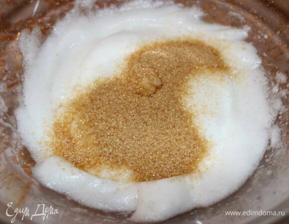 Разогрейте духовку до 180°C. Для дакуаза взбейте белки, затем добавьте сахар и взбейте повторно до получения стойких пиков.