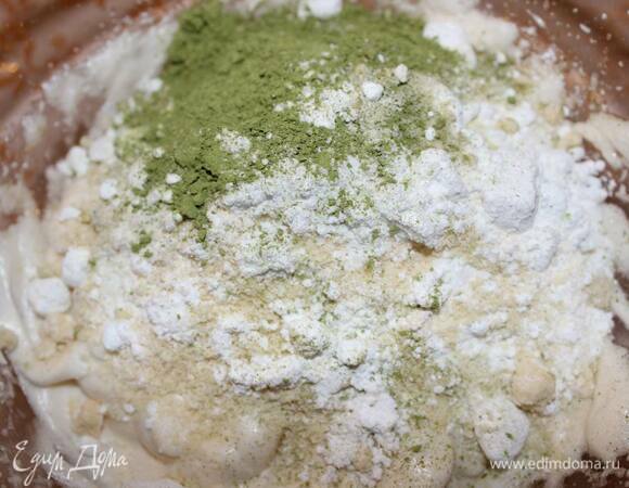 Затем всыпьте муку, чай матча и сахарную пудру и осторожно перемешайте ложкой (не миксером!) до однородного состояния.