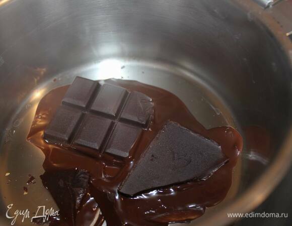 Растопите шоколад на водяной бане (или в микроволновке).
