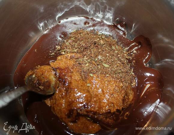 Смешайте шоколад, пралине (165 г) и специи.