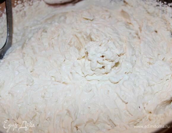 Взбейте сливки с маскарпоне. Когда сливки станут более вязкими, добавьте сахар и загуститель. Если у вас нет загустителя, можно воспользоваться желатином (но не агар-агаром, если будете делать гляссаж!), который придется растворить в соке юдзу, предварительно его (сок) нагрев. Затем влейте сок юдзу и добавьте сахарную пудру. Хорошо перемешайте до образования легкого, но стойкого мусса. Если вы прибегли к помощи желатина, то нужно будет оставить мусс в холодильнике на пару часов.