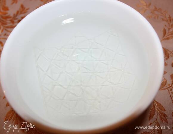 Замочите желатин в воде.