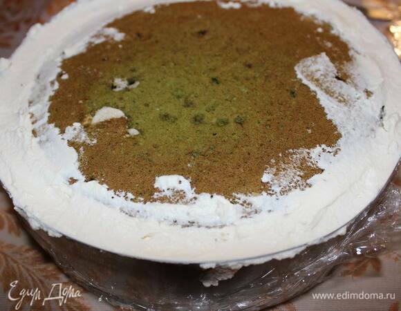 Выложите оставшуюся часть мусса и уложите дакуаз (пралине к муссу), а затем утопите его в муссе и закройте оставшиеся щелочки муссом. Переверните антреме на блюдо и поставьте в морозилку на ночь.