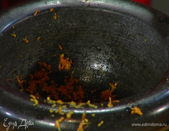 Цедру 1 апельсина натереть на мелкой терке — должна получиться 1 ст. ложка.