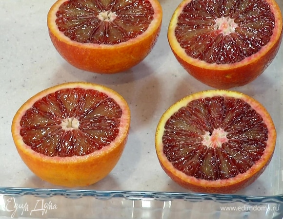 Апельсины разрезать пополам, выложить в форму для запекания, посыпать сахаром и запекать в разогретой духовке 10–15 минут. 