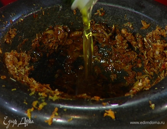 Приготовить маринад: зубчик чеснока почистить и выложить в ступку, добавить цедру апельсина, сушеные помидоры, розмарин, кориандр, прованские травы, соль и перец, все растереть, затем влить оливковое масло Extra Virgin и перемешать.  