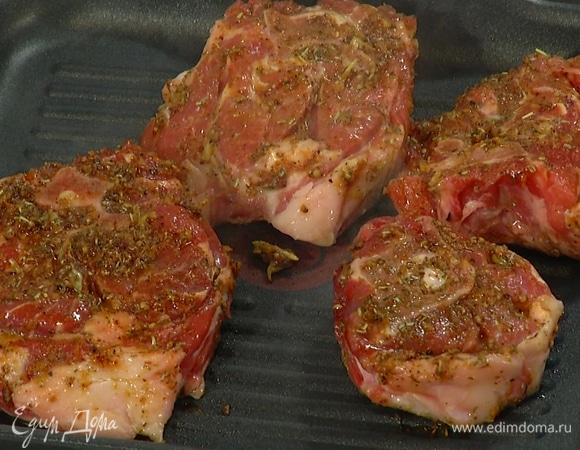 Куски ягнятины обмазать маринадом и обжаривать с обеих сторон на разогретой сковороде-гриль без масла до появления золотистой корочки.