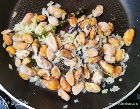 Добавить мидии и обжарить несколько минут, периодически помешивая. Посолить и поперчить, добавить сметану, перемешать и снять с огня.