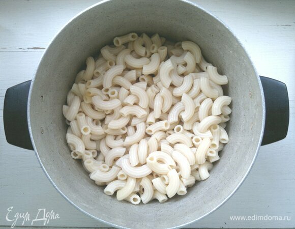 Макароны взять среднего размера (у меня рожки), отварить согласно инструкции на упаковке. Откинуть макароны на дуршлаг и остудить до комнатной температуры.