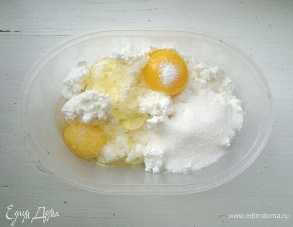 Соединить творог, яйца, сахар, соль, ванилин. Взбить до однородности.