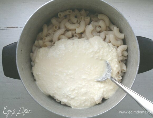 Творожную массу выложить в макароны, перемешать.