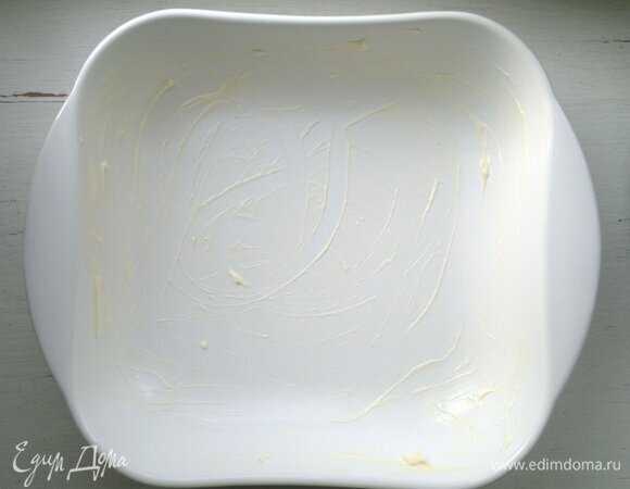 Форму для запекания смазать небольшим кусочком холодного сливочного масла.