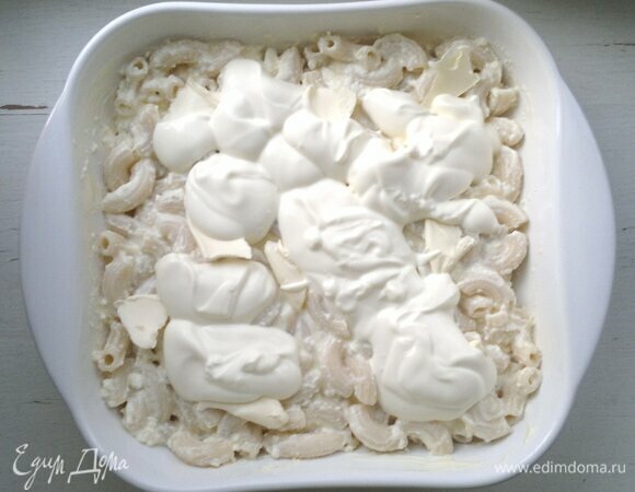 На макароны выложить сметану.