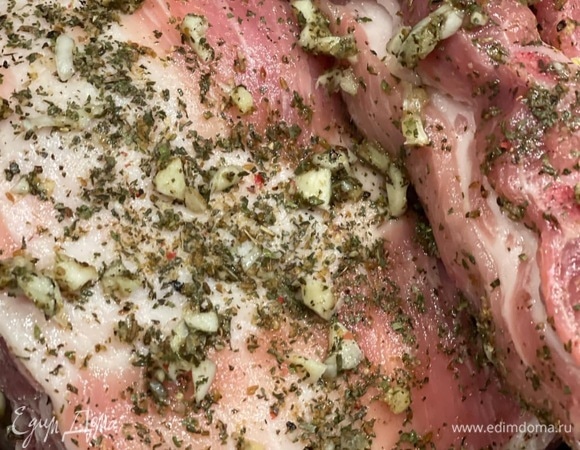 Убираем в посуду с крышкой и отправляем в холодильник на 4–5 часов или на ночь.