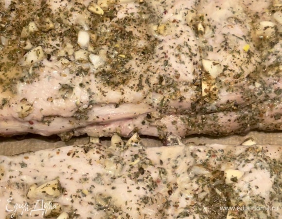 За два часа до приготовления достаем ребра из холодильника. Разогреваем духовку до 220°C, выкладываем ребра, прикрываем сверху фольгой и запекаем 40–50 минут в зависимости от их толщины. По истечении времени вынимаем ребра, снимаем фольгу.